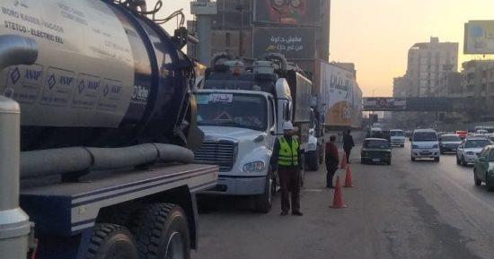 الجيزة تدفع بمعداتها لشفط مياه الأمطار من البؤر الساخنة