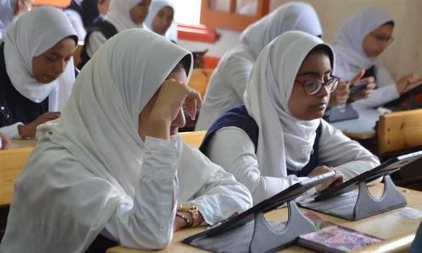 طلاب أولى ثانوى يؤدون اليوم الامتحان فى هاتين المادتين