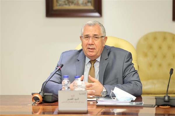 «القصير» يبحث نشر السلالات المحسنة من العجلان على صغار المربين