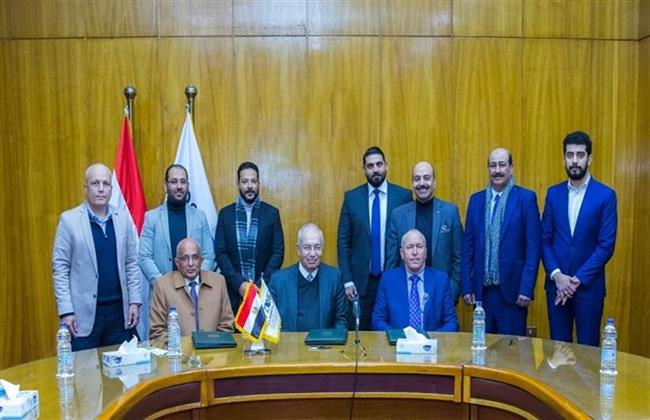 المنطقة الاقتصادية لقناة السويس توقع عقدين لتطوير أعمال ميناء السخنة