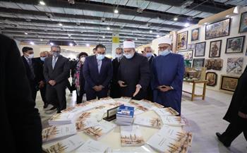 رئيس الوزراء ووزيرة الثقافة يتفقدان جناح الأزهر بمعرض الكتاب