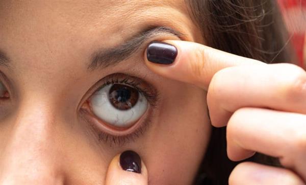 دراسة بريطانية: العين قد تكون مرآة لتشيخص أمراض القلب