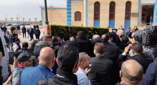 وصول جنازة ياسر رزق الى المقابر