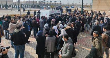 كرم جبر يشيع جثمان ياسر رزق