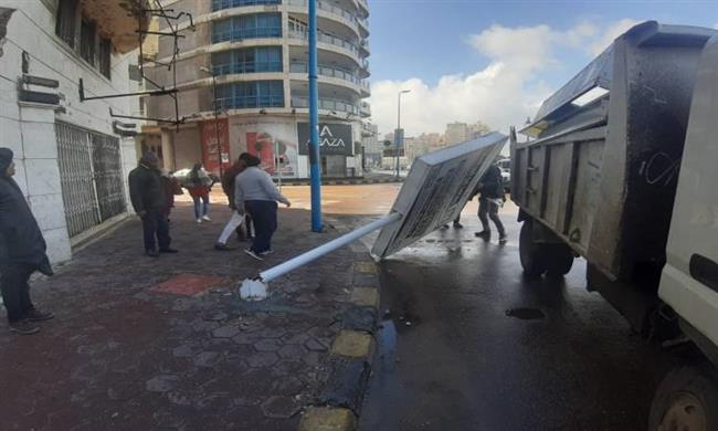 «الإسكندرية» إزالة آثار موجة الطقس السيء التي شهدتها أمس 