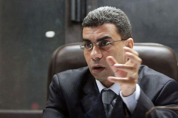 وصول جثمان الكاتب الصحفي ياسر رزق مسجد المشير