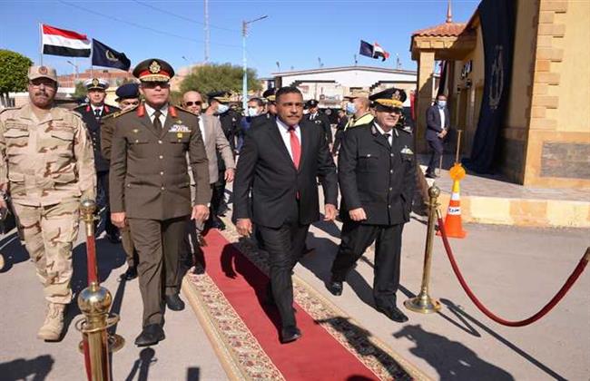 محافظ مطروح يضع إكليل الزهور على النصب التذكاري لشهداء الشرطة