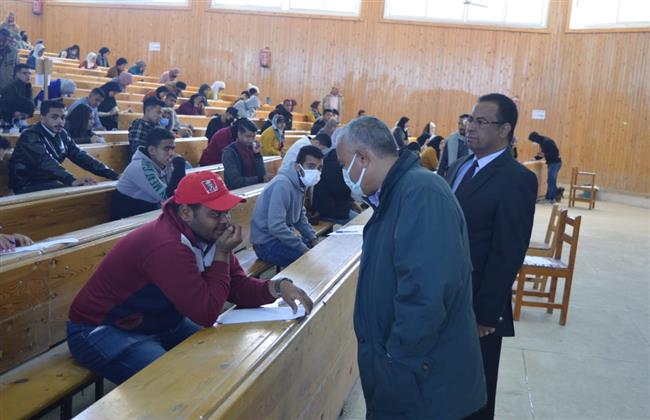 رئيس جامعة جنوب الوادى يجرى جولة تفقدية للجان الامتحانات اليوم الجمعة