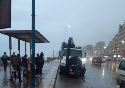 شفط تجمعات مياه الأمطار بشوارع الإسكندرية 