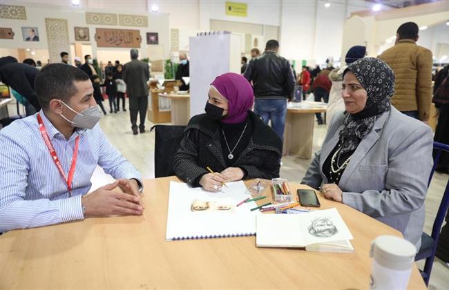 من الإمام الطيب إلى حرب أكتوبر.. لوحات خلود إسماعيل تجذب رواد جَناح الأزهر