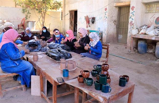 صور.. فتيات «المحروسة» مهارة فائقة وشهرة عالمية في صناعة الفخار