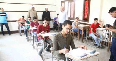 طلاب النقل الثانوى الأزهرى يؤدون امتحانات اللغة الأجنبية الأولى والإنشاء