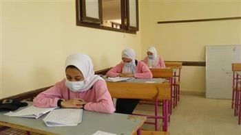   طلاب الصف الأول الثانوي يؤدون اليوم امتحان اللغة الأجنبية الأولى