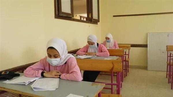 طلاب الصف الأول الثانوي يؤدون اليوم امتحان اللغة الأجنبية الأولى