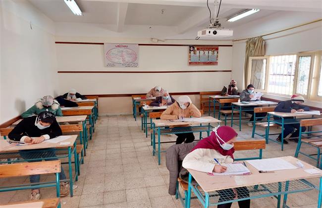محافظ البحيرة يتفقد عدد من المدارس لمتابعة سير إمتحانات الشهادة الإعدادية