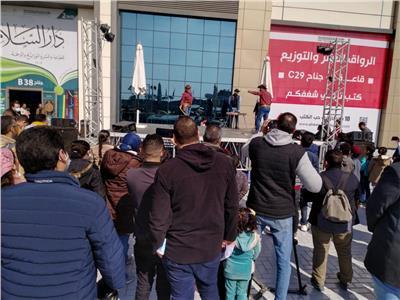 صور| فقرات السيرك القومي وعروض الموسيقى والغناء تجذب رواد معرض الكتاب