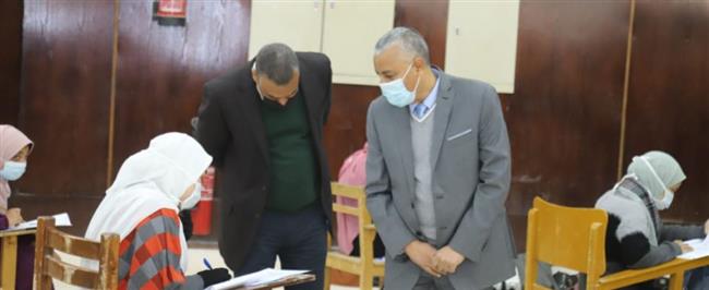 رئيس جامعة جنوب الوادي يتفقد سير امتحانات الفصل الدراسي الأول 