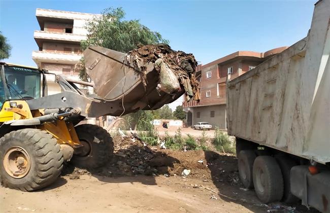محافظة القاهرة: رفع ١٦٠٠ طن مخلفات صلبة بطريق الاوتوستراد بحى البساتين