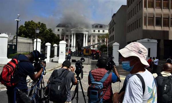 السيطرة على حريق في البرلمان الجنوب أفريقى واعتقال مشتبه به || صور