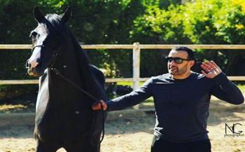 صورة.. أحمد السقا مع حصان جديد