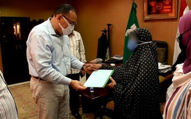 محافظ الشرقية يُسلم وحدة سكنية لإحدى السيدات الأولى بالرعاية 