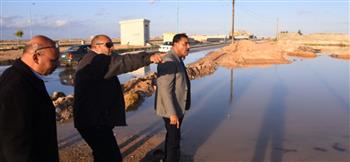   محافظ مطروح يتفقد مسار تجمعات مياه الأمطار بمنطقة وادي الرمل