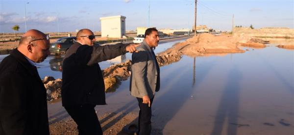 محافظ مطروح يتفقد مسار تجمعات مياه الأمطار بمنطقة وادي الرمل