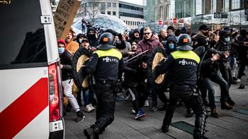    الشرطة الهولندية تفرِّق آلاف المحتجين على إجراءات الإغلاق في أمستردام