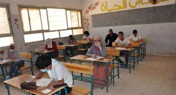   طلاب ثانية ثانوى يؤدون اليوم امتحانات الجبر والأحياء والفلسفة