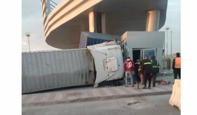 اصطدام تريلا بغرفة تحصيل كارتة الدائرى الأوسطي بأكتوبر