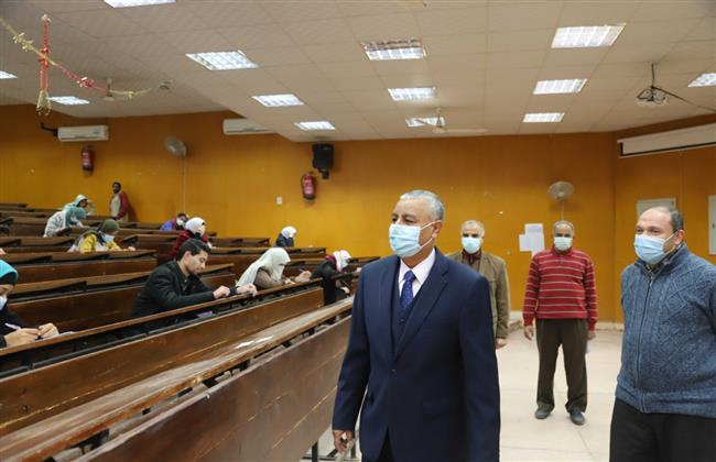 رئيس جامعة جنوب الوادي خلال جولاته التفقدية للجان الامتحانات يشدد على الانتهاء من التصحيح  