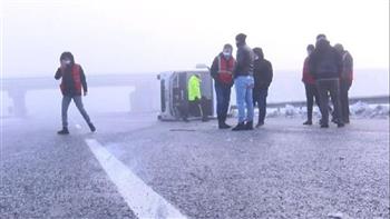   الطقس السيئ يتسبب في انقلاب سيارة شرطة وإصابة 10 أفراد بتركيا