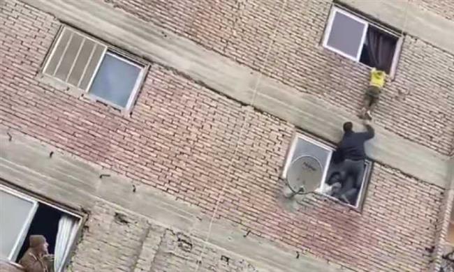شاب ينقذ طفلا من الموت قبل سقوطه من شباك غرفته.. فيديو
