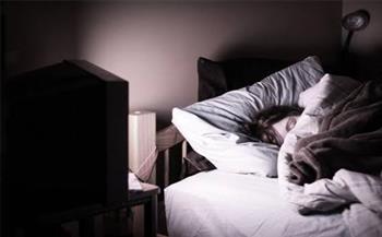   خطورة  النوم  أمام التيلفزيون 
