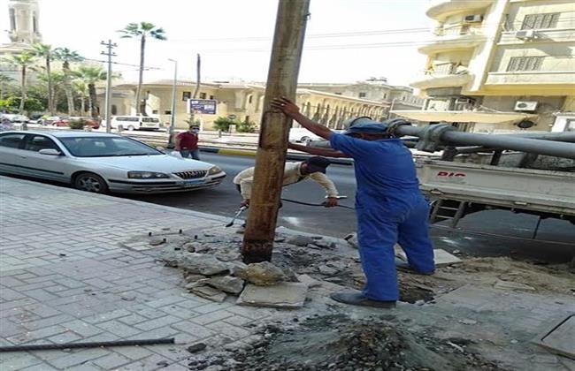 صيانة أعمدة الإنارة ورفع الأعمدة الآيلة للسقوط بحى وسط الاسكندرية 