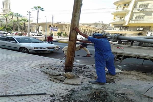 صيانة أعمدة الإنارة ورفع الأعمدة الآيلة للسقوط بحى وسط الاسكندرية