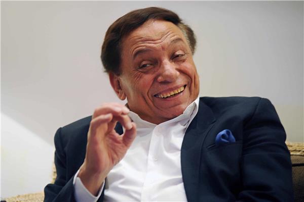 شقيق عادل إمام يكشف حقيقة نقل الزعيم للمستشفى