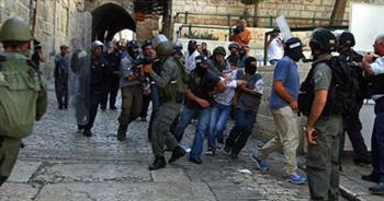 مُستوطنون إسرائيليون يقتحمون باحات الأقصى بحماية شرطة الاحتلال