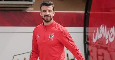 مدير الكرة بالأهلي يطمئن على المدافع محمود متولي