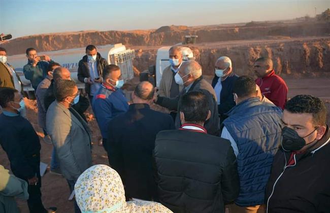 محافظ الوادي الجديد يتفقد مشروع الظهير الصحراوي بقرى الخير والنماء ببلاط