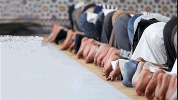 هل ظهور أسفل الظهر للرجال في الصلاة يبطلها ؟