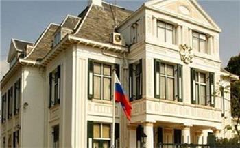 افتتاح معرض الفن جماعي «تنويعات» بحضور وفد من مدرسة السفارة الروسية