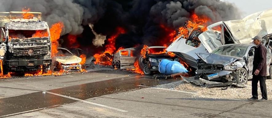 الحماية المدنية تخمد حريق سيارات حادث الطريق الدائرى الأوسطى