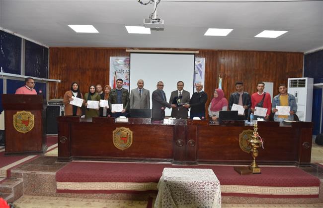 جامعة سوهاج تكرم ٦٠ طالب وطالبة من المتميزين في الأنشطة الثقافية والفنية .. صور
