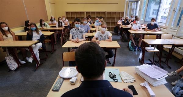 اليونان تقرر إعادة فتح المدارس مع زيادة اختبارات كورونا