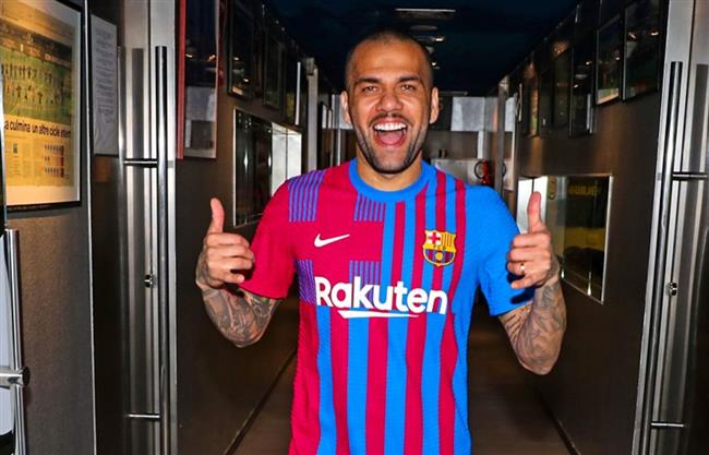 برشلونة يعلن قيد البرازيلي داني ألفيس رسمياً
