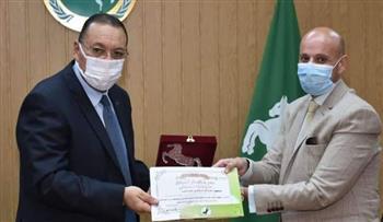 محافظ الشرقية يكرم فريق العمل الطبي بمستشفي ديرب نجم 