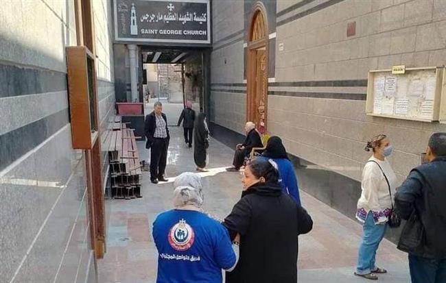 وكيل وزارة الصحة يتابع تطعيم الأقباط بكنائس قنا