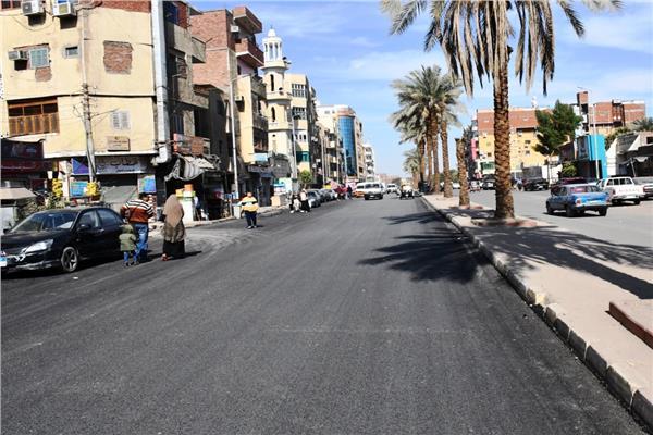 بدء رصف وتطوير عدد من الشوارع والطرق الداخلية بمدينة أسوان