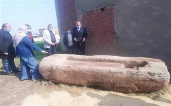 العثور على حجر أثري أثناء أعمال حفر الصرف الصحي بالقليوبية